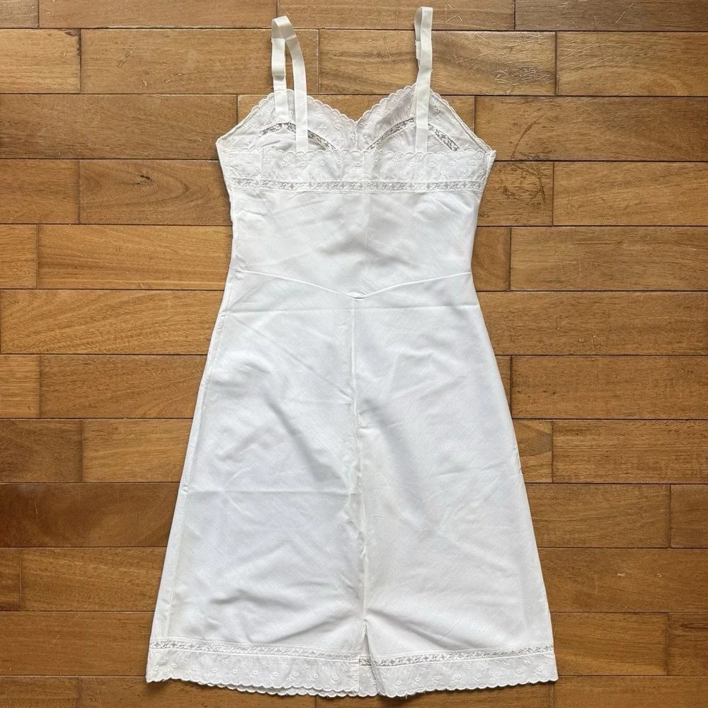 VTG 60s MCM Her Majesty Cotton Eyelet Full Slip Girl Sz 9/10 Adjust Straps USA